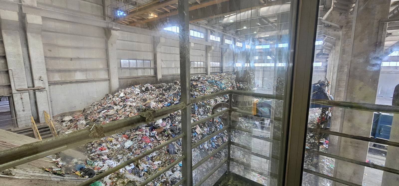 Огромни количества РДФ, произведен от завода за отпадъците на София, се заравят в депото ежедневно вместо да се изгарят в циментовите заводи